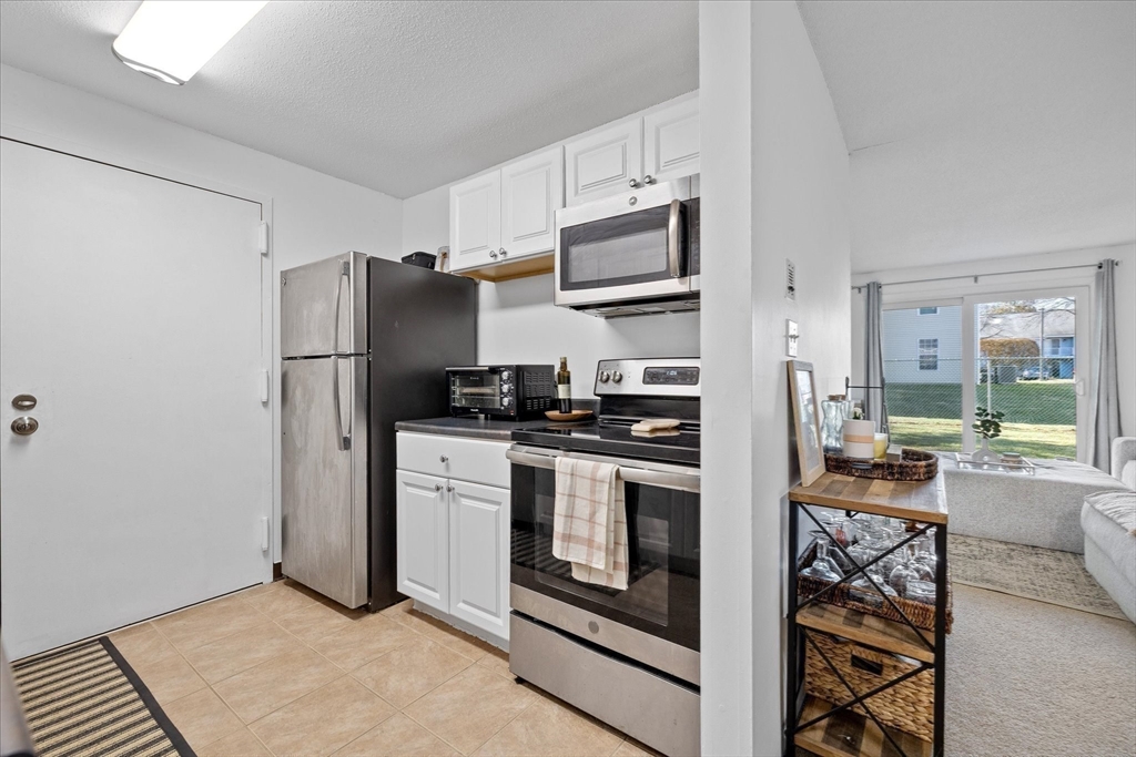 1 bed, 1 bath apartment for rent at 7 Oak Ln Unit 4, Natick — photo 2 of 14