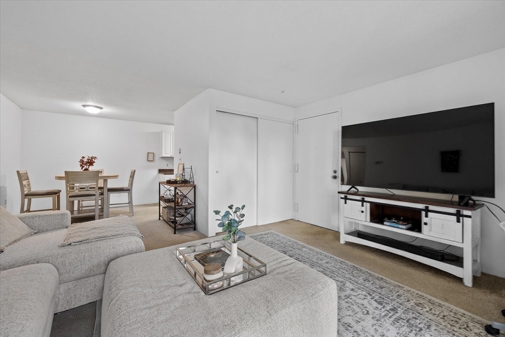1 bed, 1 bath apartment for rent at 7 Oak Ln Unit 4, Natick — photo 4 of 14