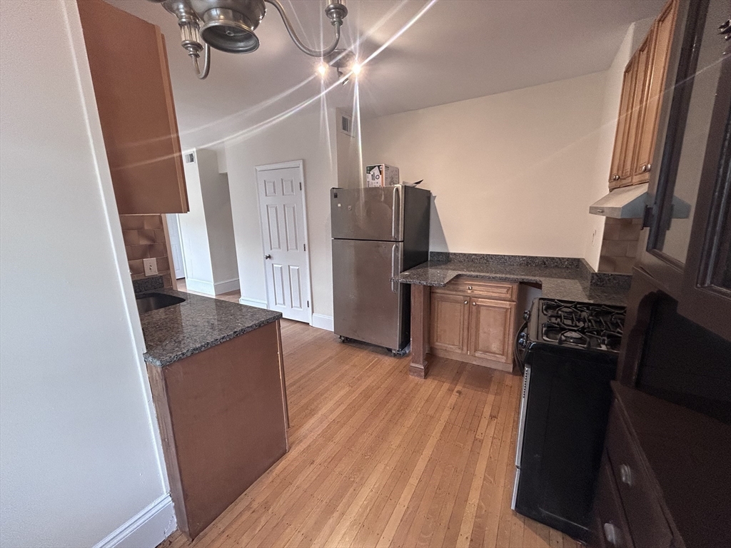1 bed, 1 bath apartment for rent at 7 Oak Sq Unit 2F, Brighton — photo 4 of 6