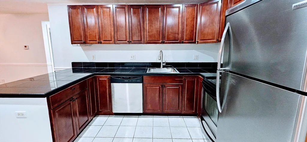 2 bed, 1 bath apartment for rent at 7 Oakcrest Rd Unit 6, Hyde Park — photo 2 of 11