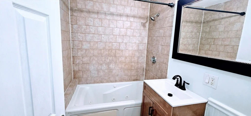 2 bed, 1 bath apartment for rent at 7 Oakcrest Rd Unit 6, Hyde Park — photo 10 of 11
