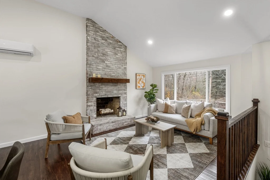 4 bed, 2 bath apartment for rent at 7 Old North Rd, Hudson — photo 8 of 34