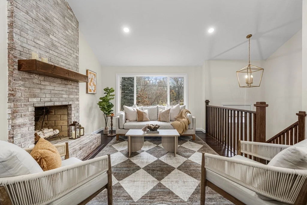 4 bed, 2 bath apartment for rent at 7 Old North Rd, Hudson — photo 3 of 34