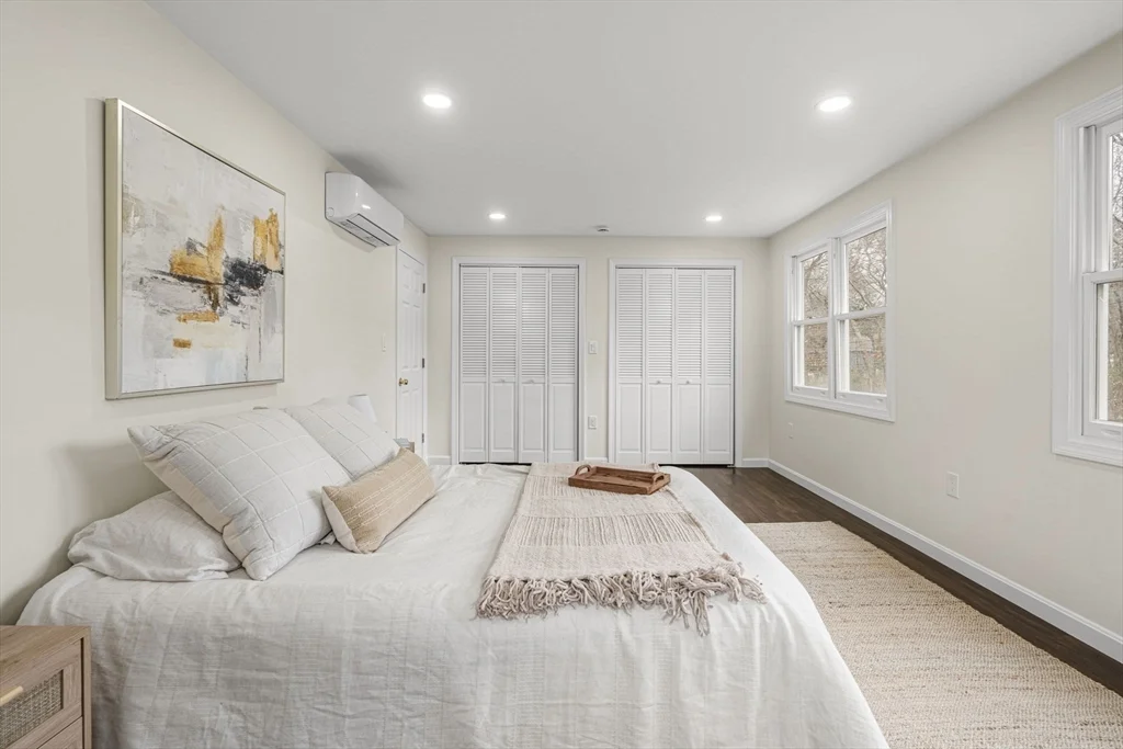 4 bed, 2 bath apartment for rent at 7 Old North Rd, Hudson — photo 16 of 34