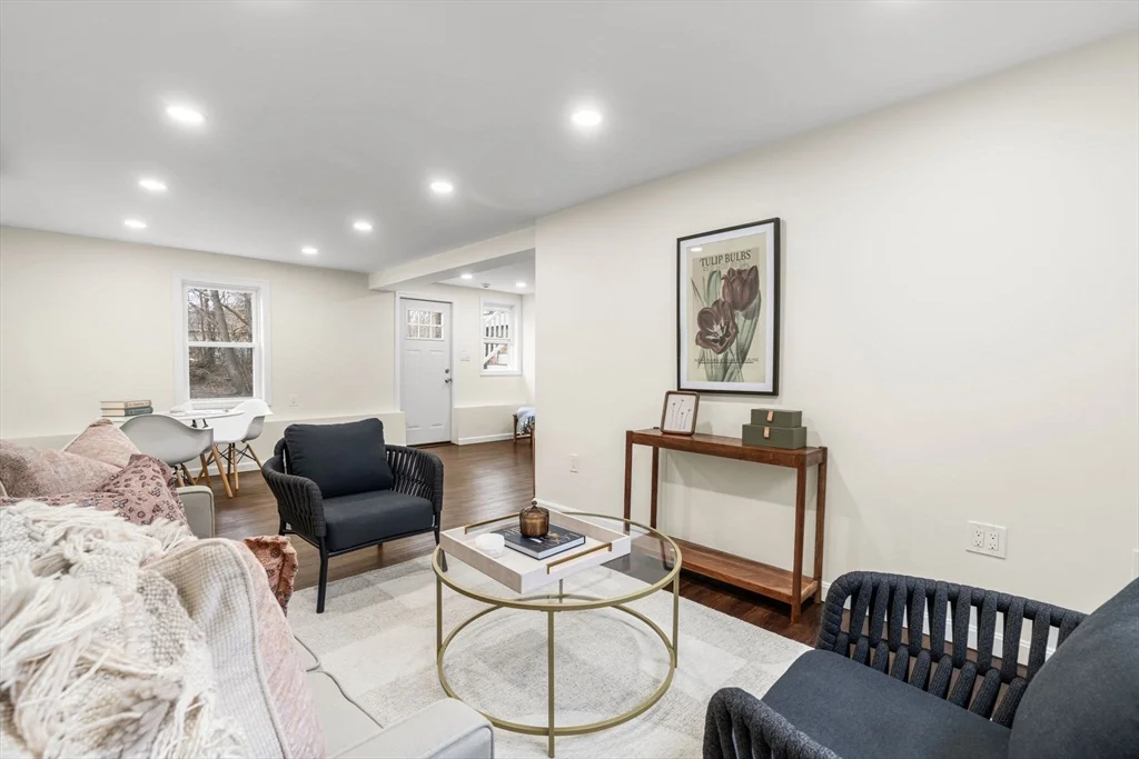 4 bed, 2 bath apartment for rent at 7 Old North Rd, Hudson — photo 24 of 34