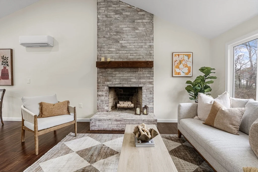 4 bed, 2 bath apartment for rent at 7 Old North Rd, Hudson — photo 6 of 34