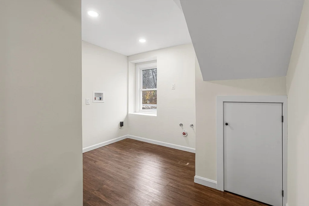 4 bed, 2 bath apartment for rent at 7 Old North Rd, Hudson — photo 32 of 34