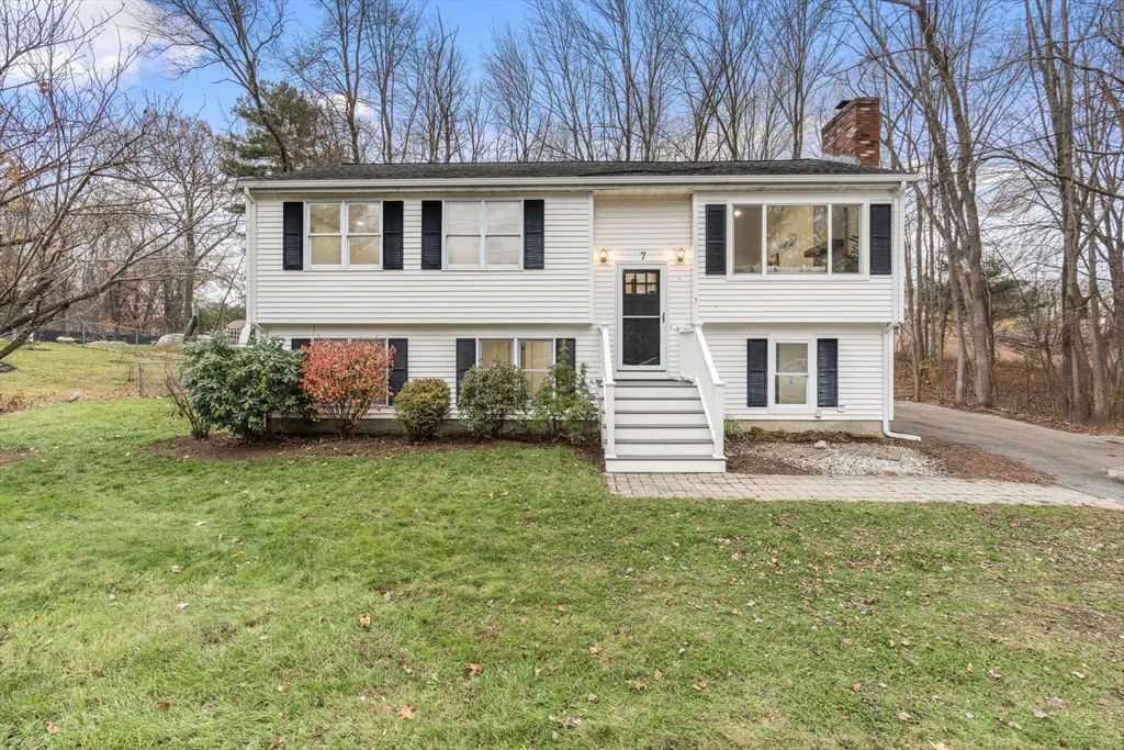 4 bed, 2 bath apartment for rent at 7 Old North Rd, Hudson — photo 1 of 34