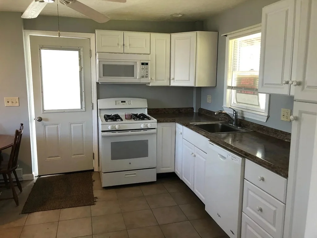 2 bed, 1 bath apartment for rent at 7 Old Orchard, Kingston — photo 4 of 7