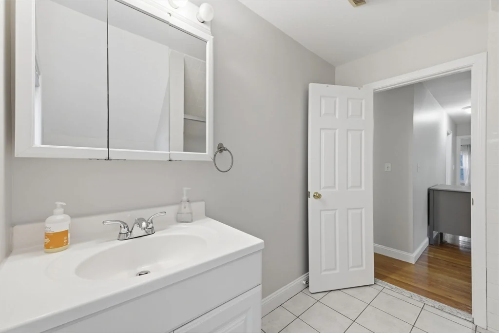 4 bed, 2 bath apartment for rent at 7 Park Ave Unit 7, Winchester — photo 30 of 37