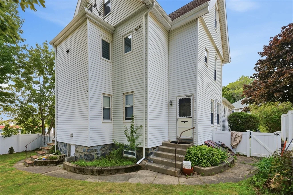 4 bed, 2 bath apartment for rent at 7 Park Ave Unit 7, Winchester — photo 35 of 37