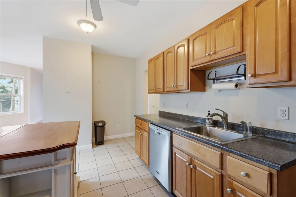 4 bed, 2 bath apartment for rent at 7 Park Ave Unit 7, Winchester — photo 4 of 37