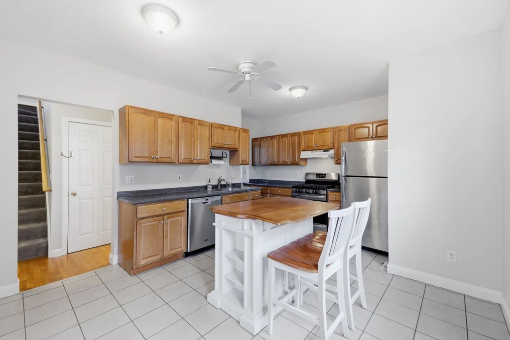 4 bed, 2 bath apartment for rent at 7 Park Ave Unit 7, Winchester — photo 2 of 37