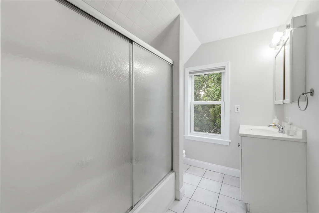 4 bed, 2 bath apartment for rent at 7 Park Ave Unit 7, Winchester — photo 19 of 37