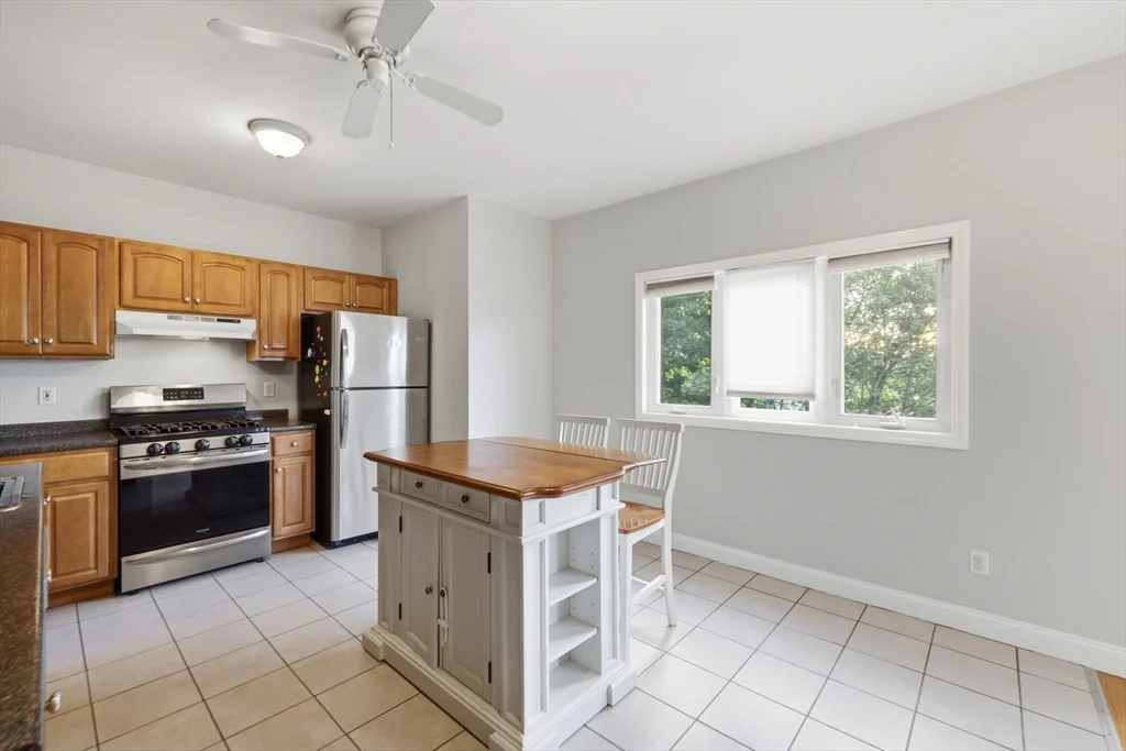 4 bed, 2 bath apartment for rent at 7 Park Ave Unit 7, Winchester — photo 5 of 37