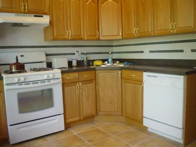 4 bed, 2 bath apartment for rent at 7 Price Rd Unit 4, Brighton — photo 3 of 4