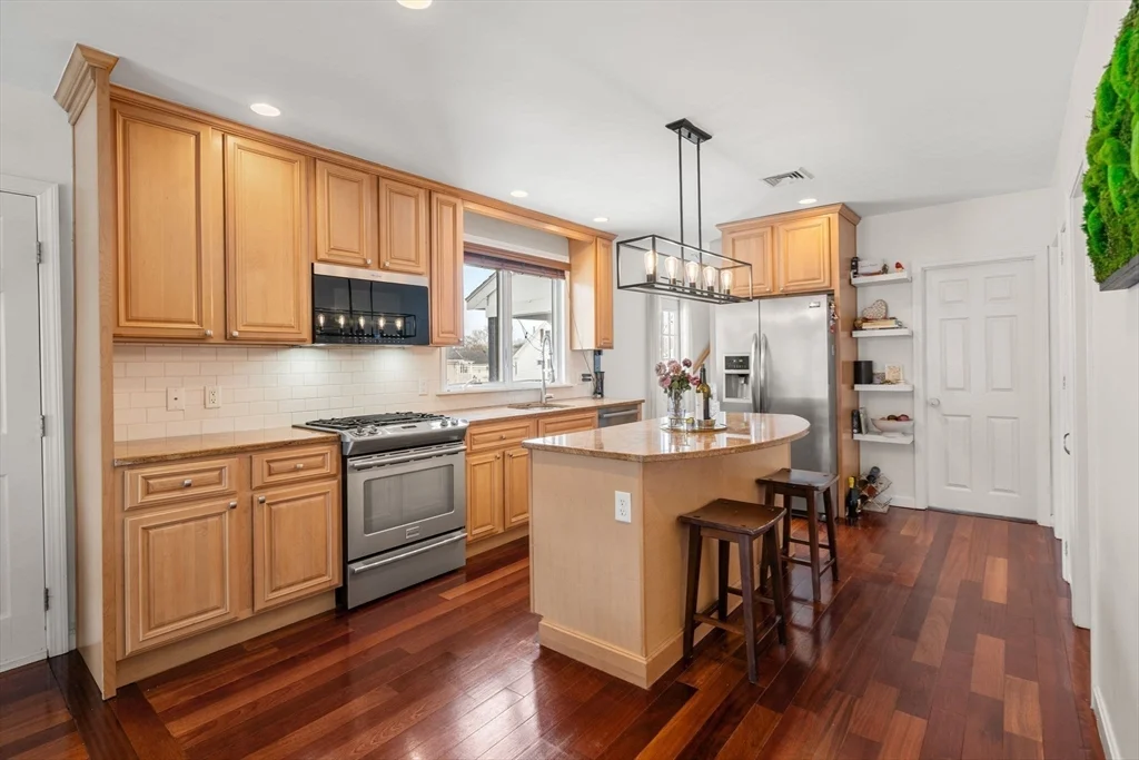 3 bed, 2 bath apartment for rent at 7 Quincy St Unit 7, Watertown — photo 4 of 17