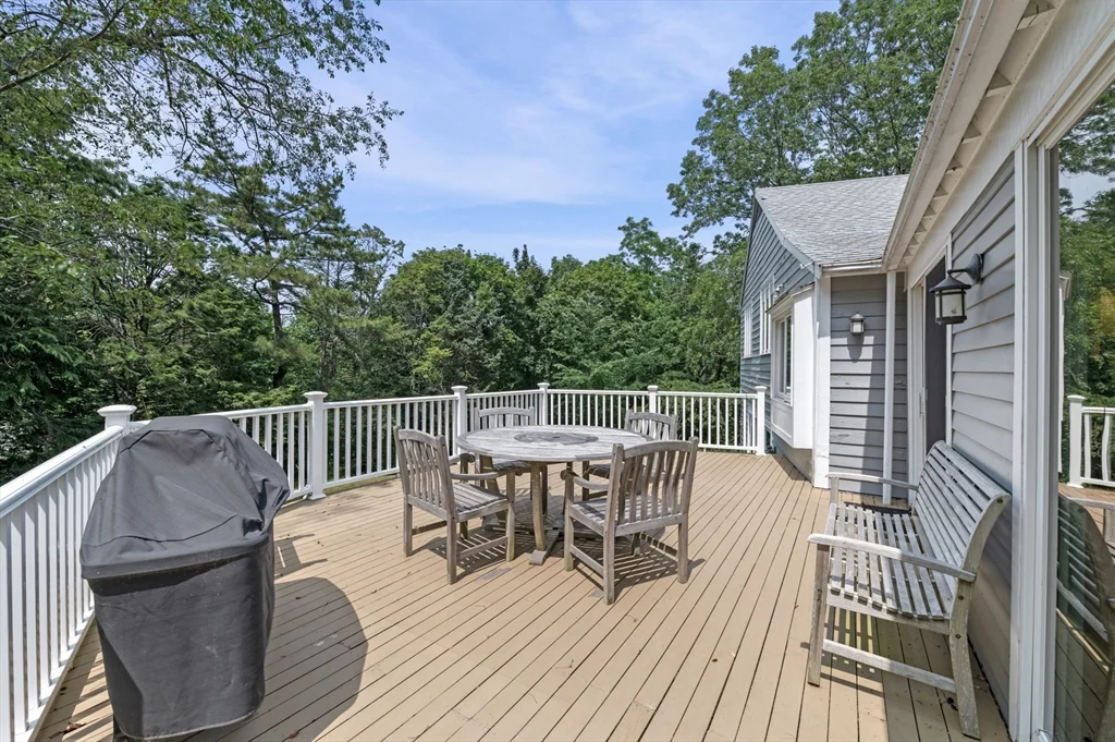 4 bed, 3 bath apartment for rent at 7 Ratlin Rd, Marblehead — photo 2 of 10