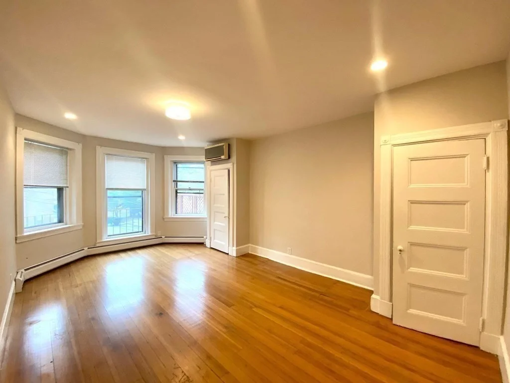 1 bed, 1 bath apartment for rent at 7 Regent Cir Unit 1, Brookline — photo 6 of 12