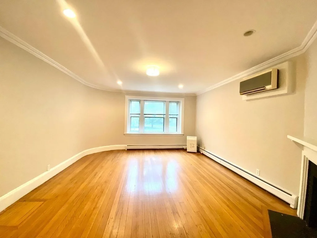 1 bed, 1 bath apartment for rent at 7 Regent Cir Unit 1, Brookline — photo 3 of 12