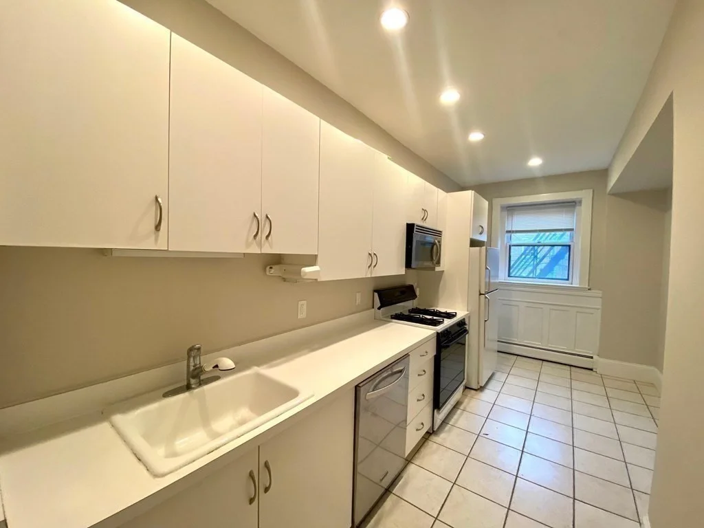 1 bed, 1 bath apartment for rent at 7 Regent Cir Unit 1, Brookline — photo 4 of 12