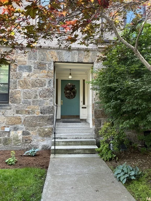 1 bed, 1 bath apartment for rent at 7 Regent Circle Unit 2, Beaconsfield — photo 2 of 14