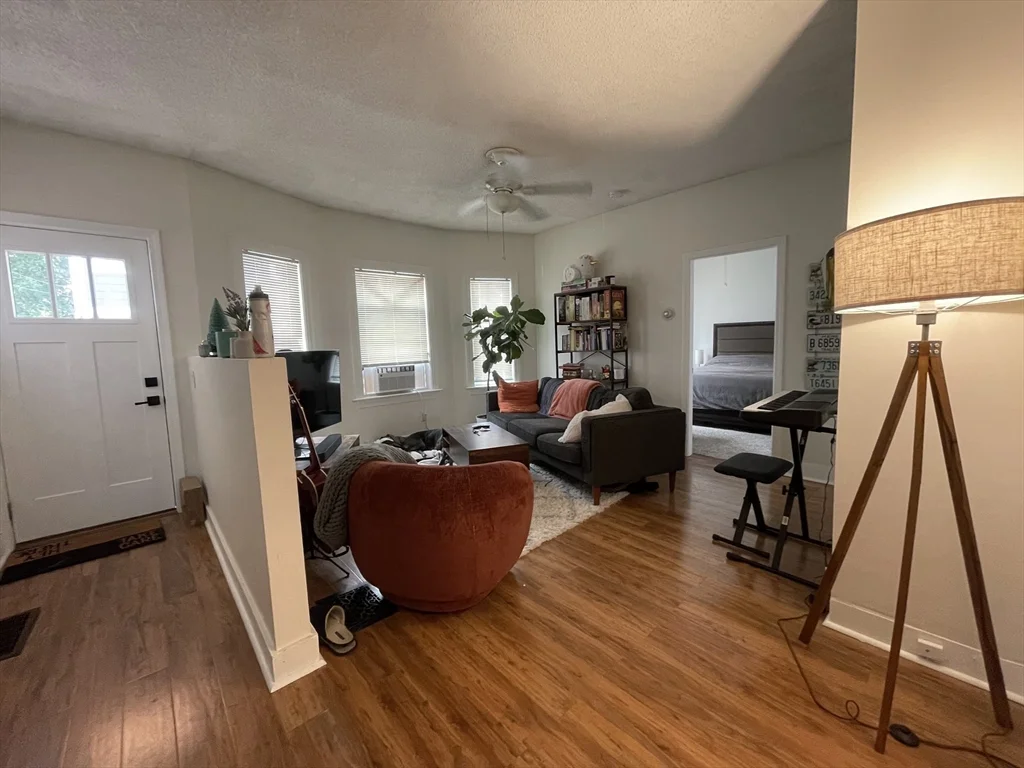 2 bed, 1 bath apartment for rent at 7 Richardson Ter Unit 1, Magoun Square — photo 3 of 11