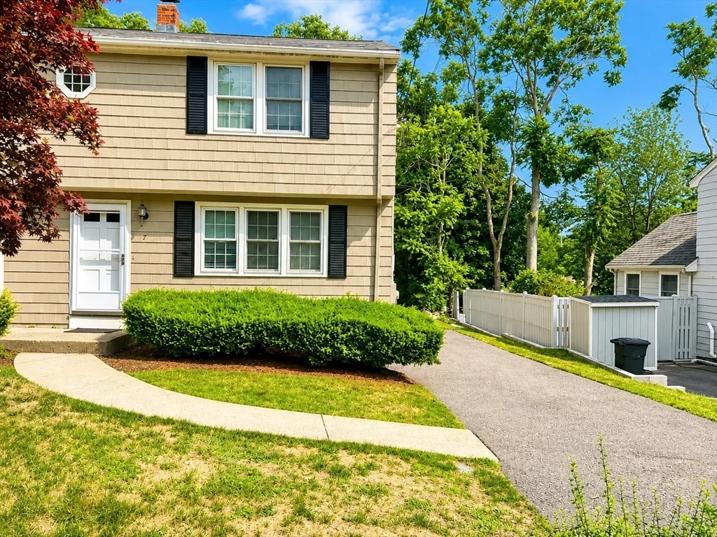 2 bed, 1 bath apartment for rent at 7 Ridge St Unit 0, Winchester — photo 1 of 28