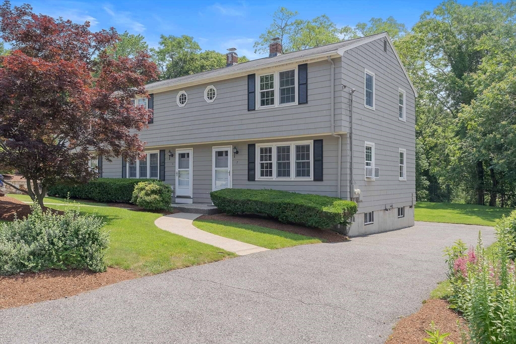 2 bed, 1 bath apartment for rent at 7 Ridge St Unit 7, Winchester — photo 1 of 25