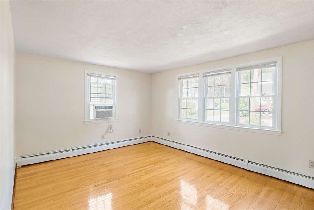 2 bed, 1 bath apartment for rent at 7 Ridge St Unit 7, Winchester — photo 2 of 25