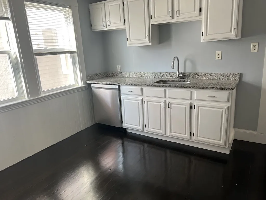 3 bed, 1 bath apartment for rent at 7 Saint Marks Unit 1, Dorchester — photo 3 of 22