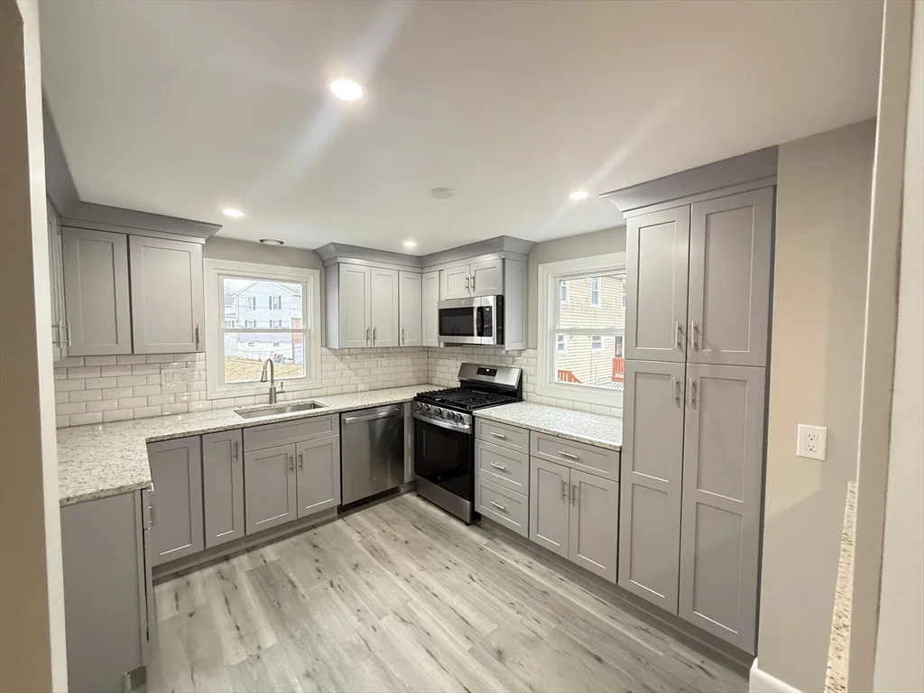 3 bed, 1 bath apartment for rent at 7 Silvia Ct Unit 7, Hyde Park — photo 1 of 32