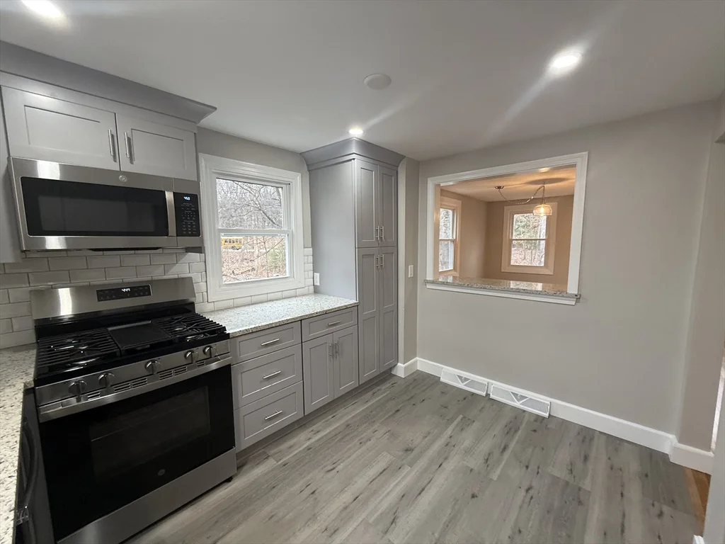 3 bed, 1 bath apartment for rent at 7 Silvia Ct Unit 7, Hyde Park — photo 5 of 32