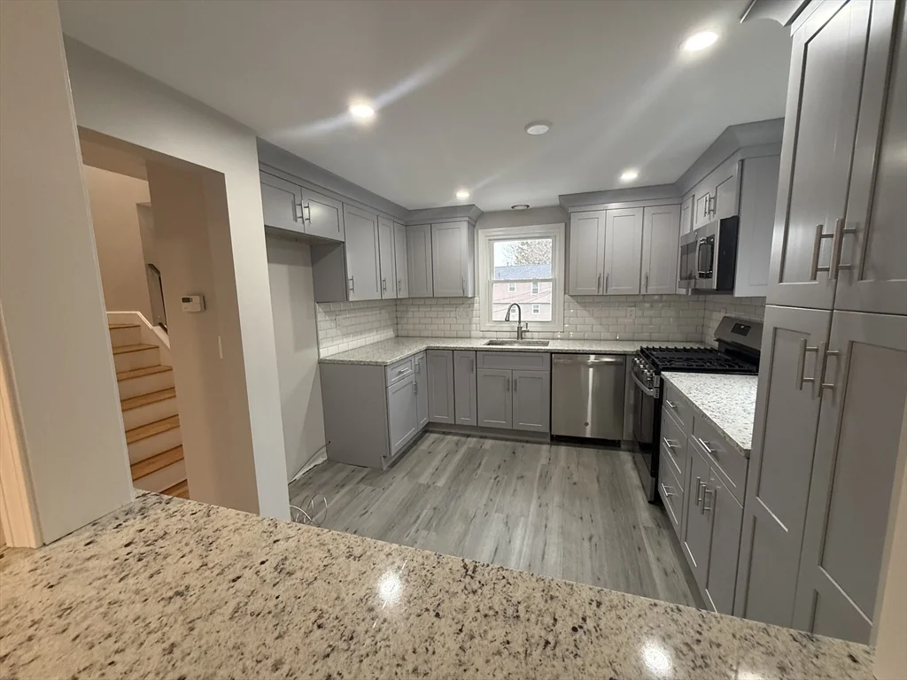 3 bed, 1 bath apartment for rent at 7 Silvia Ct Unit 7, Hyde Park — photo 2 of 32