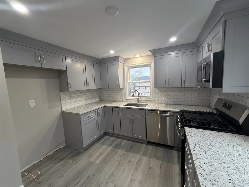 3 bed, 1 bath apartment for rent at 7 Silvia Ct Unit 7, Hyde Park — photo 3 of 32