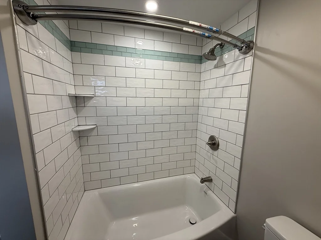 3 bed, 1 bath apartment for rent at 7 Silvia Ct Unit 7, Hyde Park — photo 23 of 32