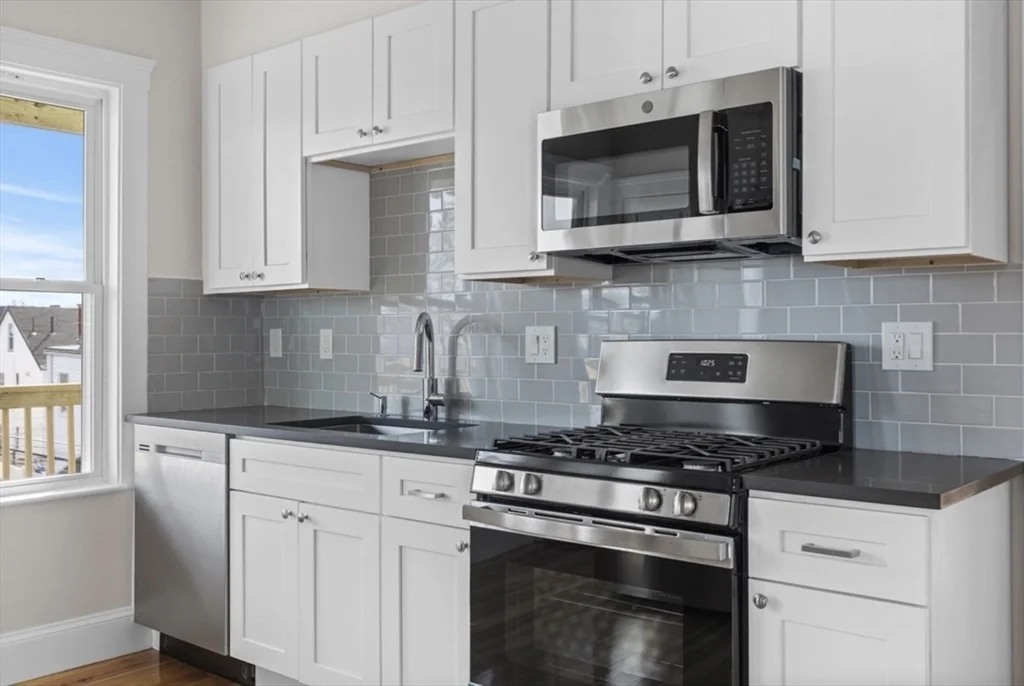 3 bed, 1 bath apartment for rent at 7 Speedwell St Unit 3, Dorchester — photo 3 of 21