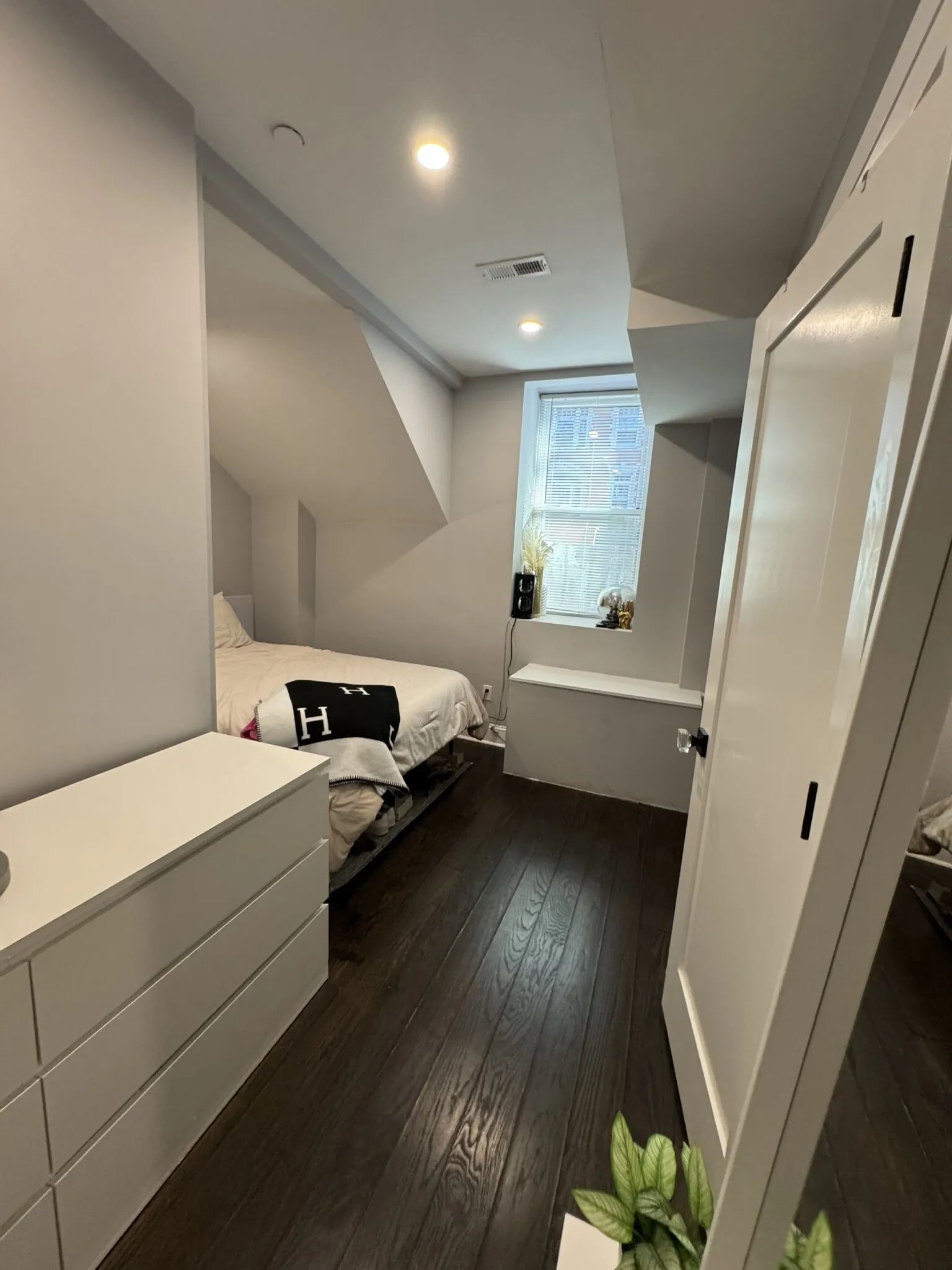 4 bed, 2 bath apartment for rent at 7 Strathmore Rd Unit A, Brookline — photo 6 of 9