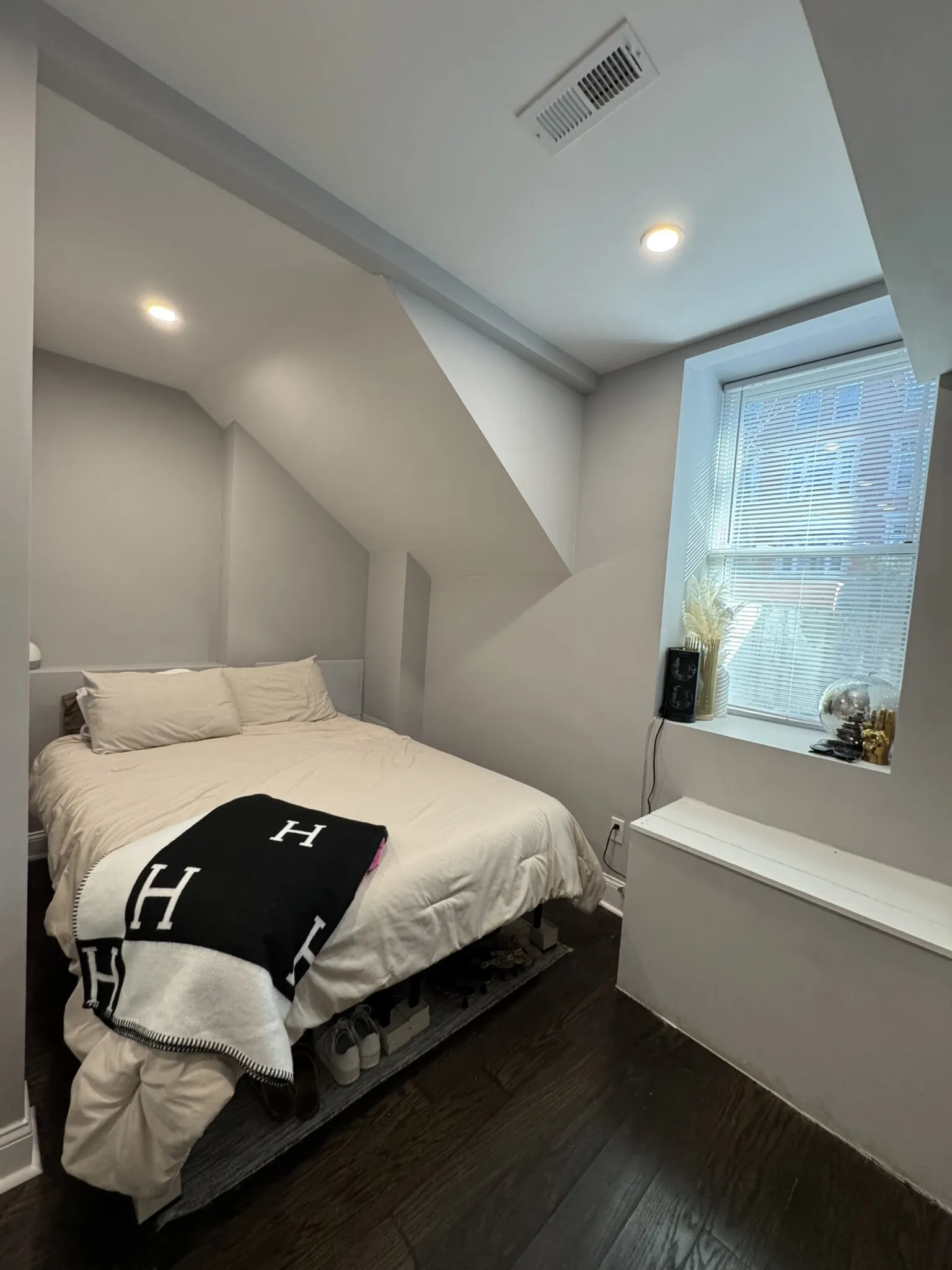 4 bed, 2 bath apartment for rent at 7 Strathmore Rd Unit A, Brookline — photo 7 of 9