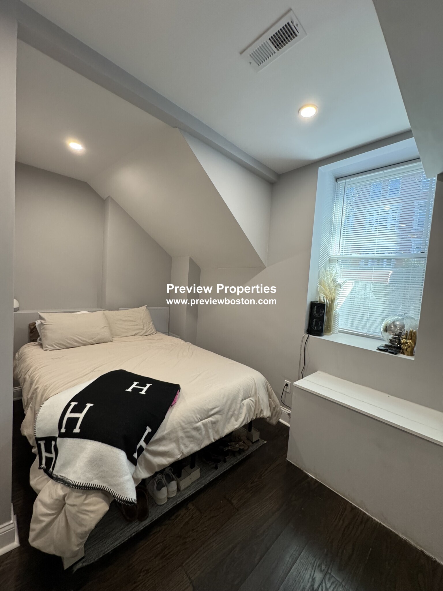 4 bed, 2 bath apartment for rent at 7 Strathmore Rd Unit AP, Brookline — photo 6 of 8