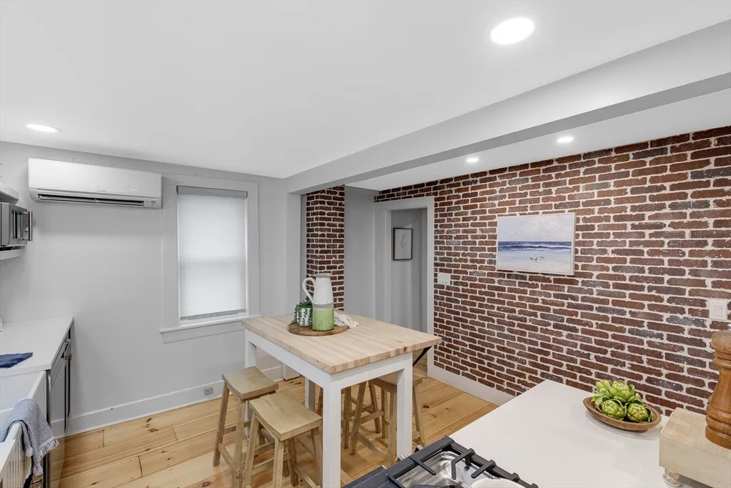 2 bed, 1 bath apartment for rent at 7 Summer St Unit 7, Newburyport — photo 5 of 22