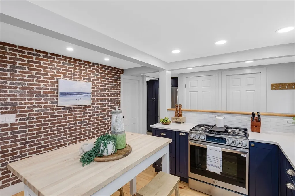 2 bed, 1 bath apartment for rent at 7 Summer St Unit 7, Newburyport — photo 6 of 22
