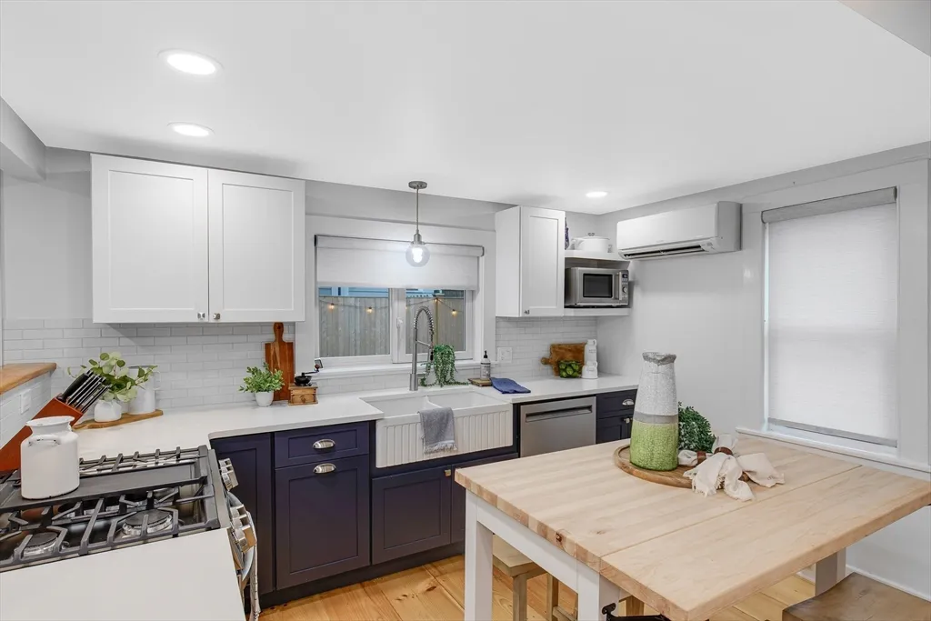 2 bed, 1 bath apartment for rent at 7 Summer St Unit 7, Newburyport — photo 4 of 22