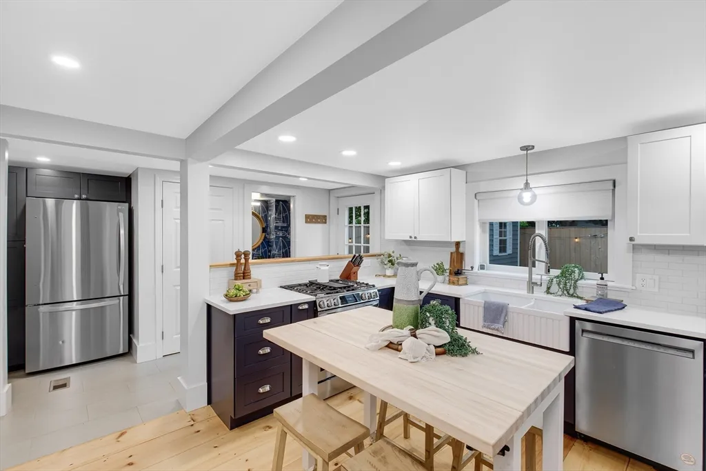 2 bed, 1 bath apartment for rent at 7 Summer St Unit 7, Newburyport — photo 3 of 22