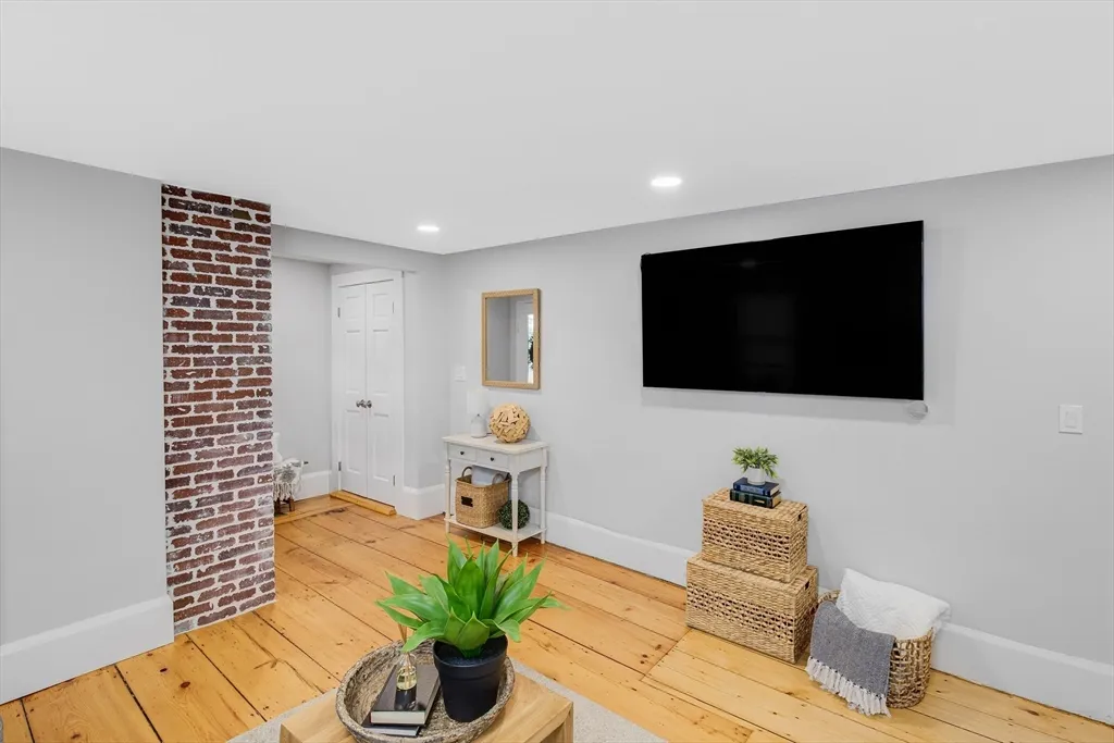2 bed, 1 bath apartment for rent at 7 Summer St Unit 7, Newburyport — photo 14 of 22