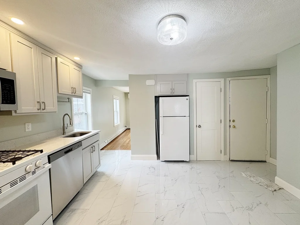 2 bed, 1 bath apartment for rent at 7 Sumner Pl Unit 2, East Boston — photo 4 of 17