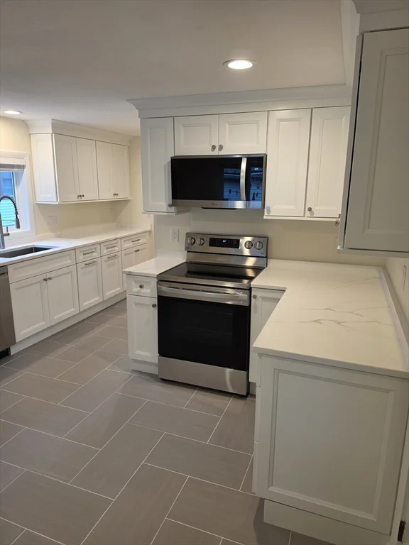 2 bed, 1 bath apartment for rent at 7 Superior St Unit 1, Swampscott — photo 3 of 40
