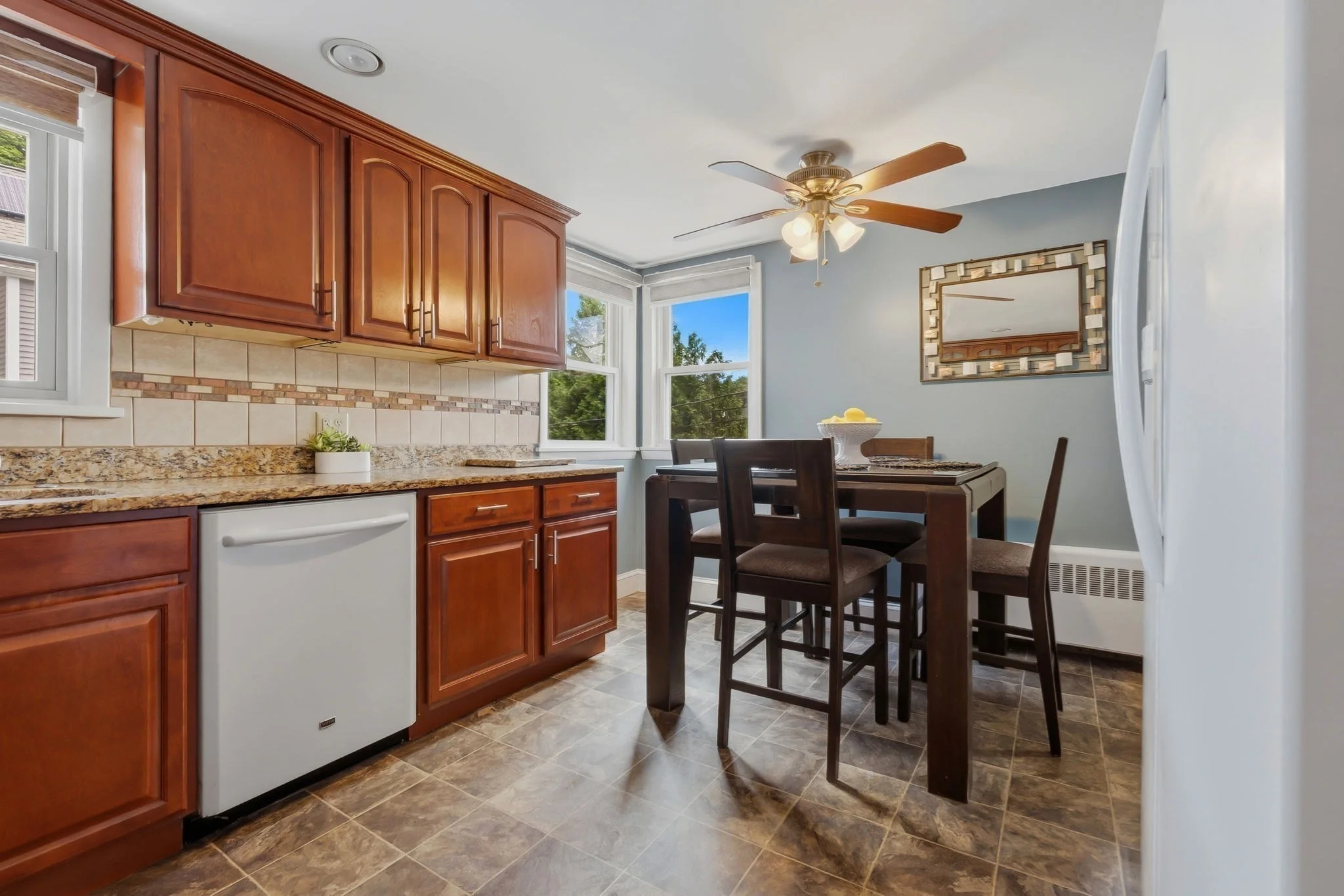 4 bed, 1 bath apartment for rent at 7 Taylor Unit 2, Saugus — photo 4 of 13