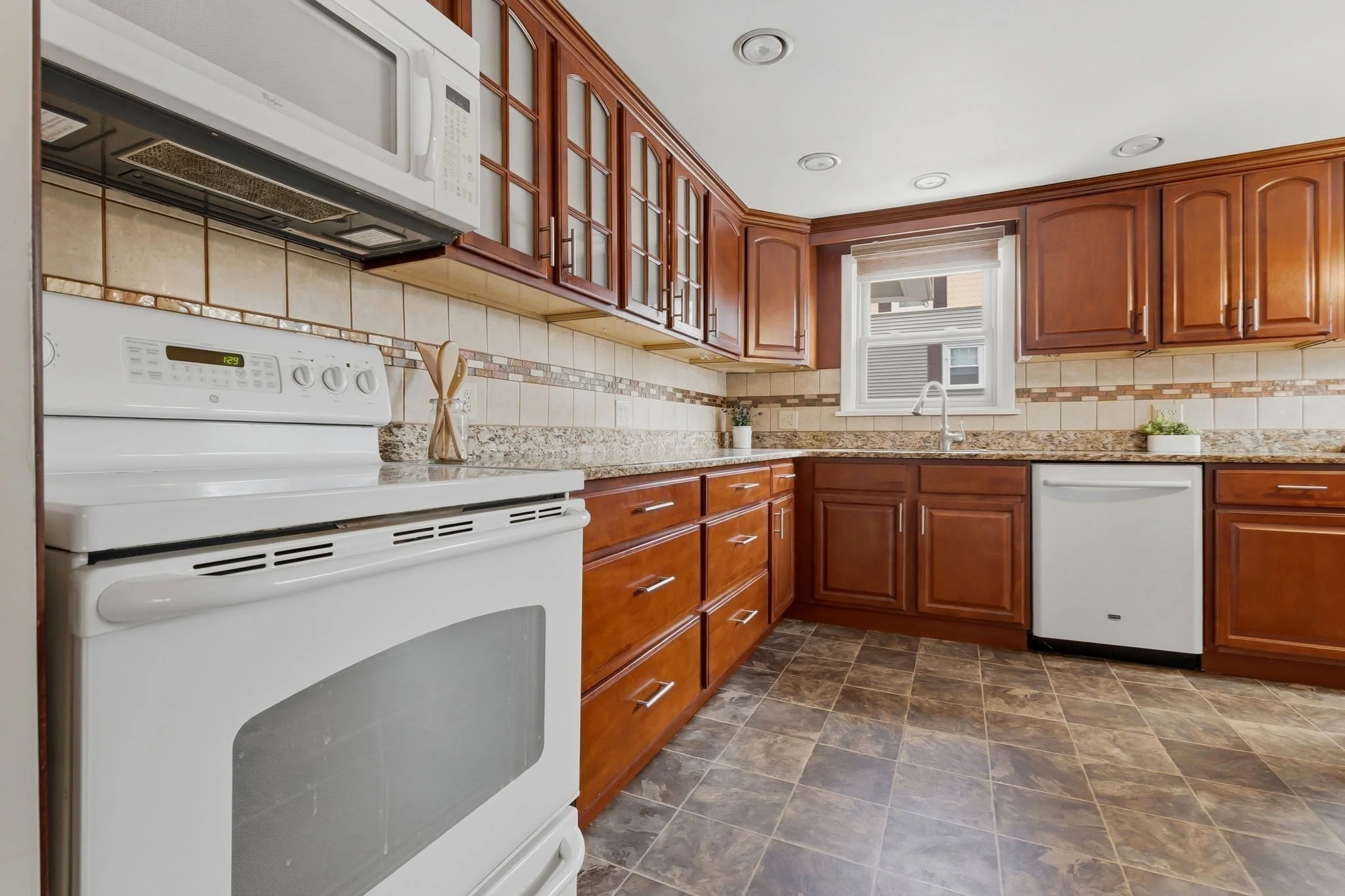 4 bed, 1 bath apartment for rent at 7 Taylor Unit 2, Saugus — photo 3 of 13