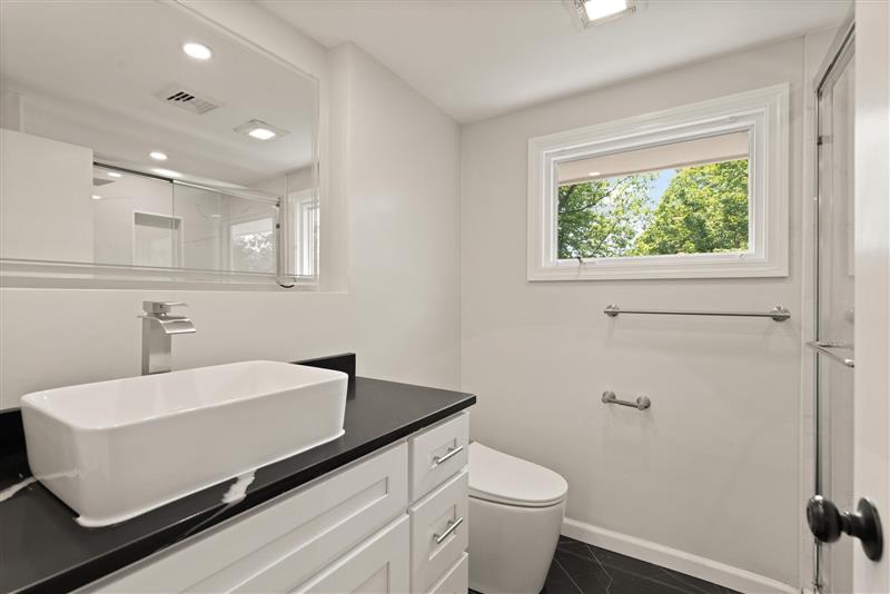 5 bed, 2 bath apartment for rent at 7 Thornberry Rd Unit 1, Winchester — photo 9 of 36